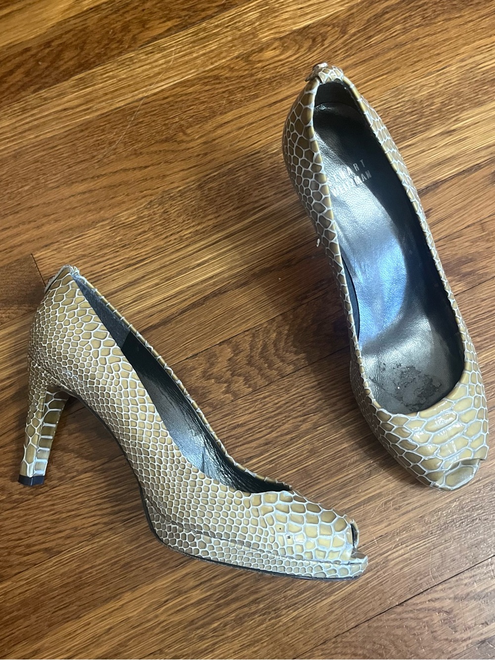 Stuart Weitzman 7.5 sage green pump heels peep toe snakeskin platform mob wife